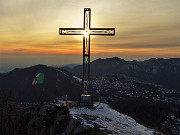 05 La croce di vetta della Cornagera (1311 m) baciata dal sole verso il tramonto